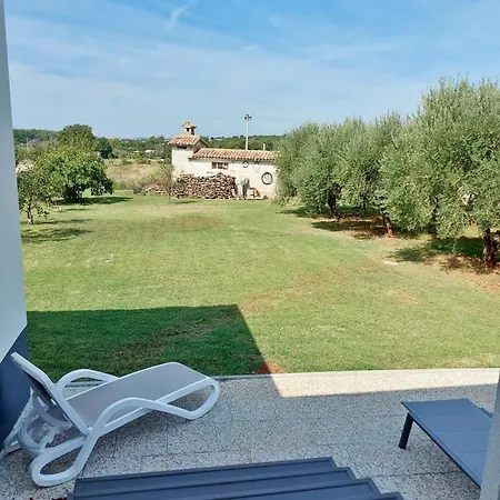 Modern Family House Lucia With Big Garden Pula