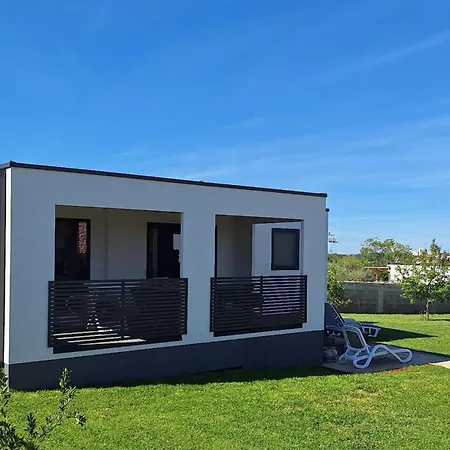 Modern Family House Lucia With Big Garden Dom wakacyjny Pula