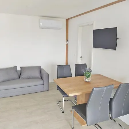 Modern Family House Lucia With Big Garden Casa vacanze